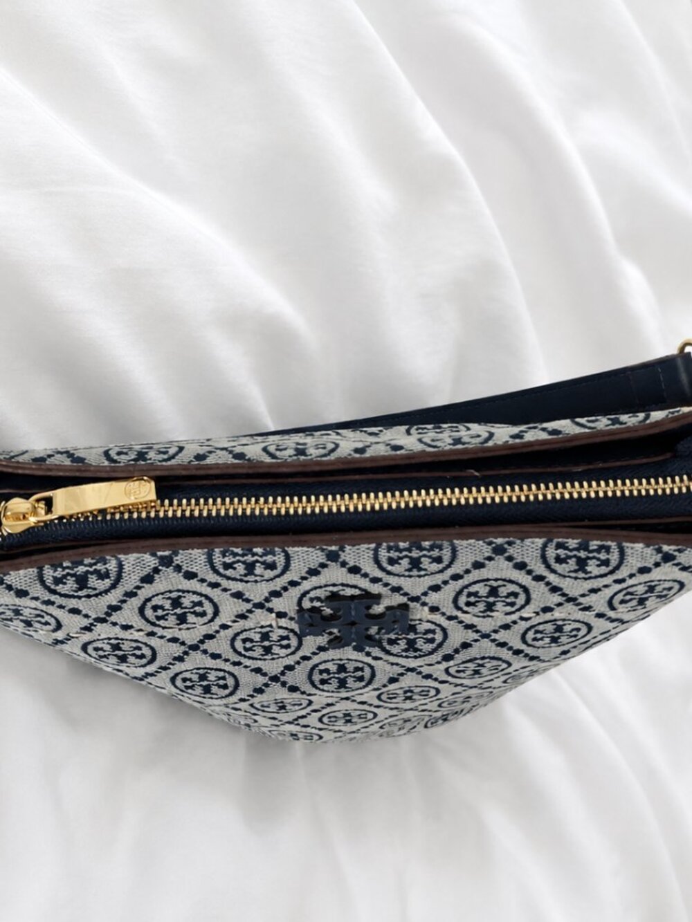 Tory Burch Logo Jacquard Bucket Bag - Picture 6 of 7